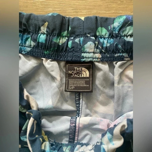 The North Face‎ Floral Shorts small - Picture 2 of 2
